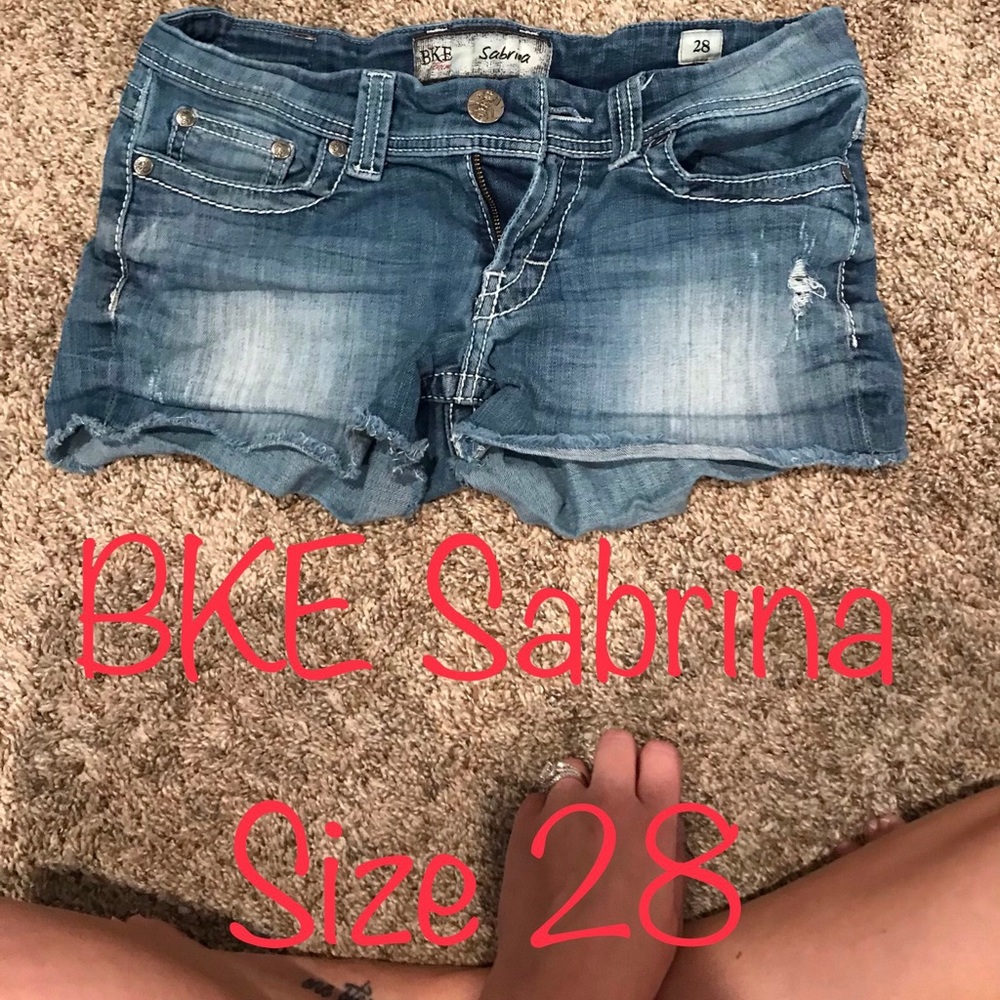 Buckle denim shorts